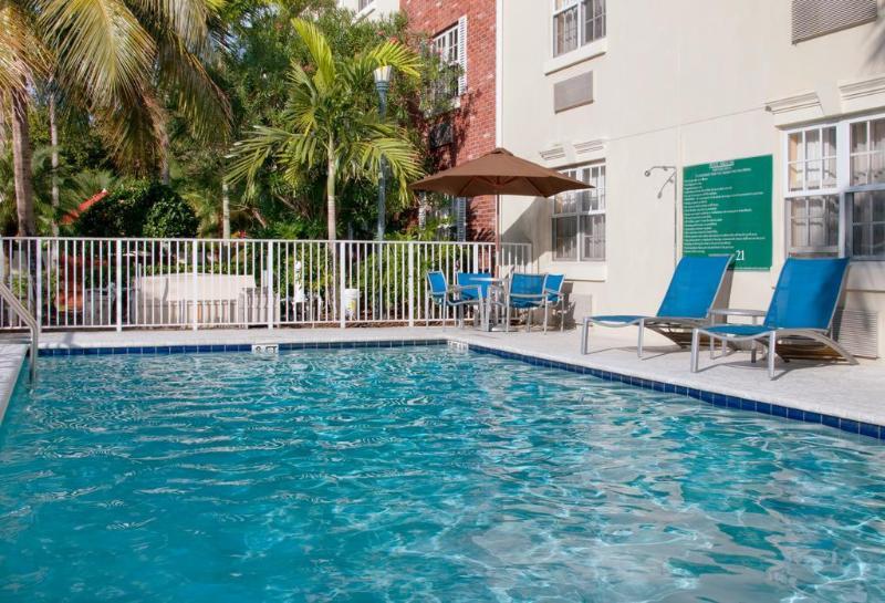 Candlewood Suites Miami Lakes By Ihg Exterior photo