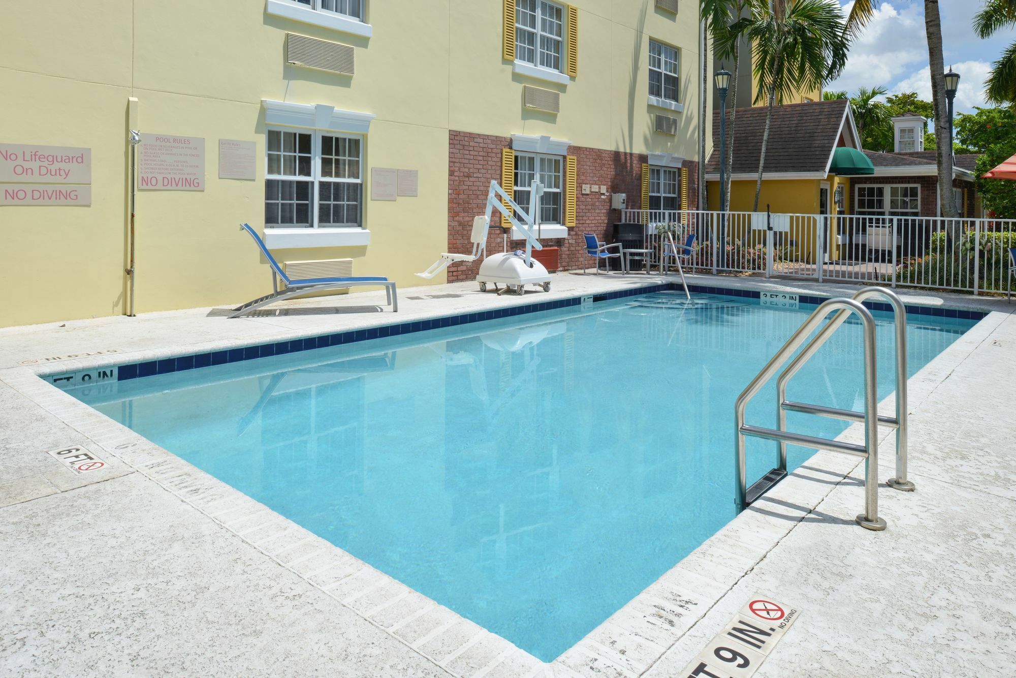Candlewood Suites Miami Lakes By Ihg Exterior photo