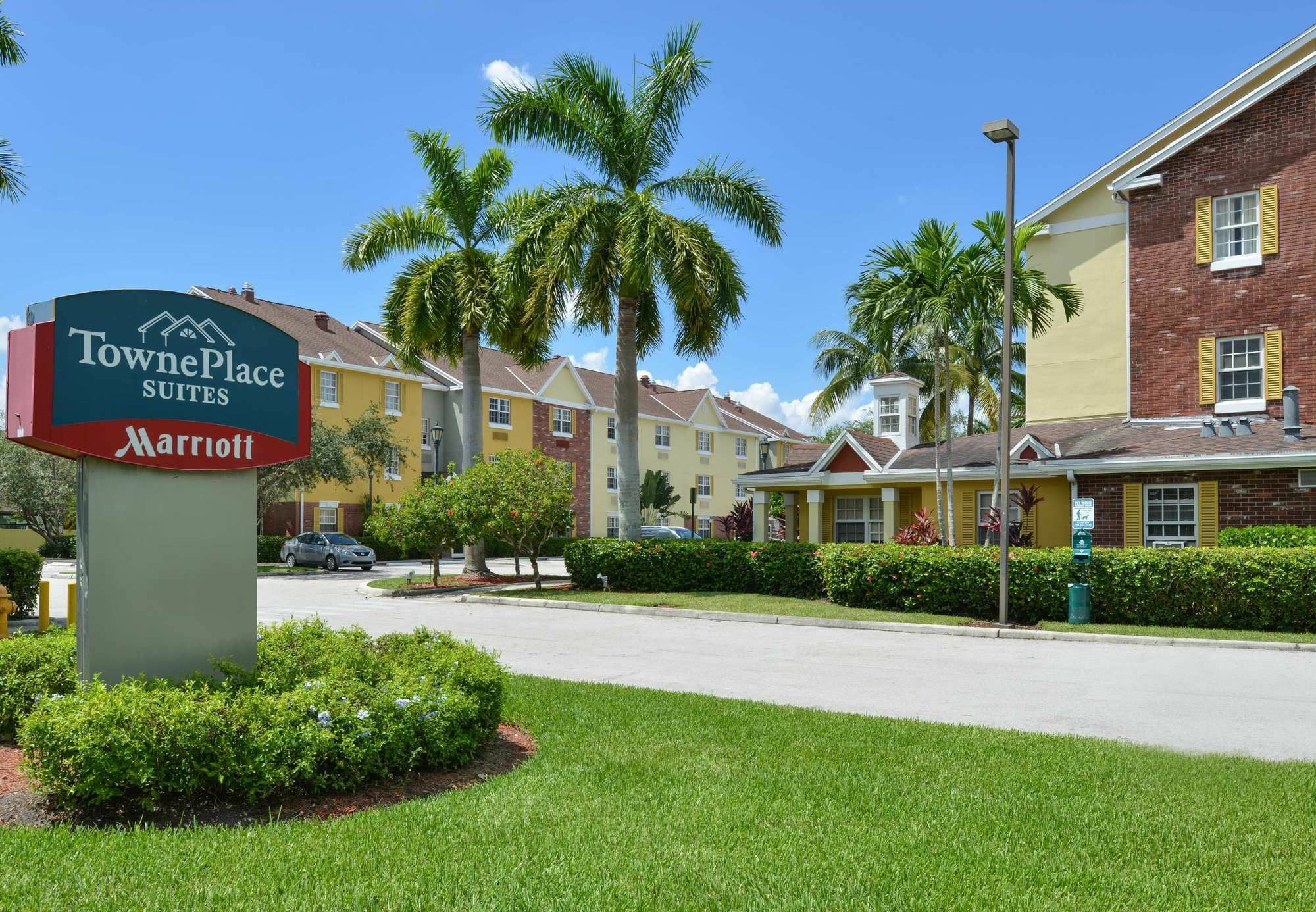 Candlewood Suites Miami Lakes By Ihg Exterior photo